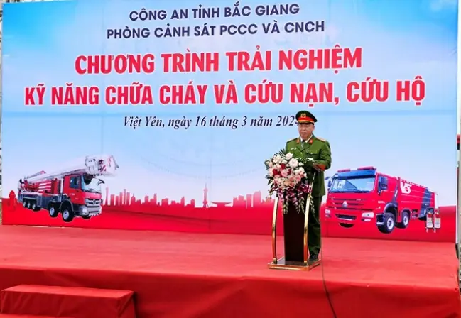 Trải nghiệm kỹ năng chữa cháy và cứu nạn, cứu hộ Phòng Cảnh sát PCCC và CNCH - Công an tỉnh Bắc Giang tổ chức chươ
